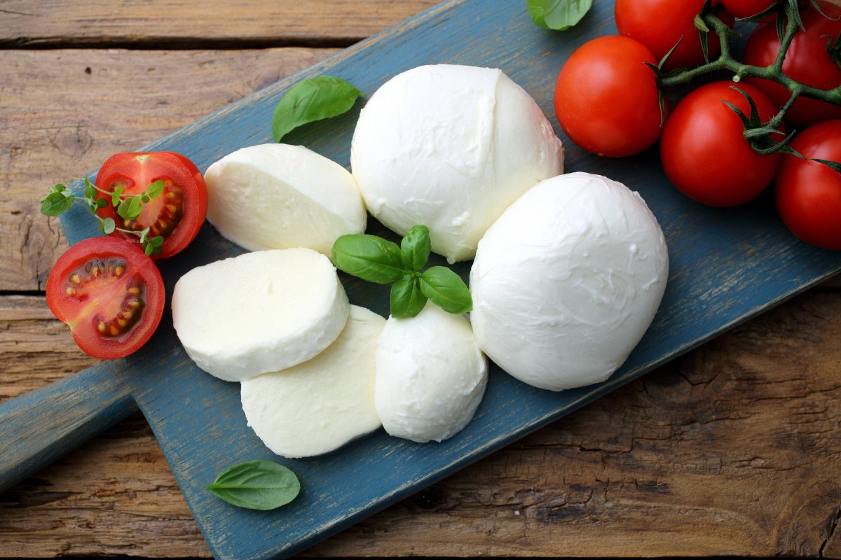 Mozzarella: Beneficii, nutrienti si moduri de consum