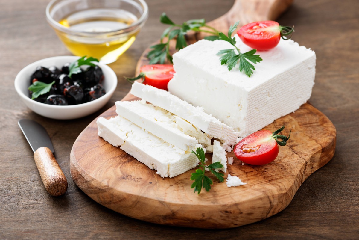 Branza feta: Beneficii, nutrienti si moduri de consum