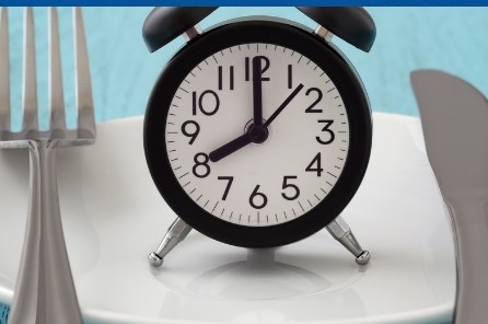 Postul intermitent (intermittent fasting) | Beneficii, riscuri si rezultate