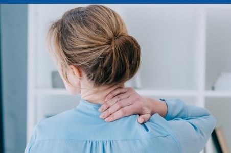 Statul pe scaun la birou si durerile cervicale