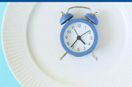 Post intermitent – o&nbsp;abordare stiintifica despre controlul greutatii prin fasting